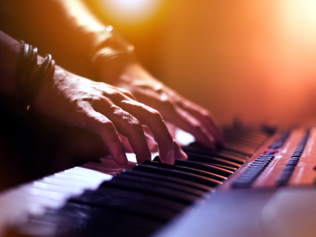 Photo of a keyboard piano player