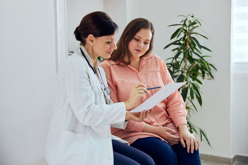 female patient and nutritionist discussing plan