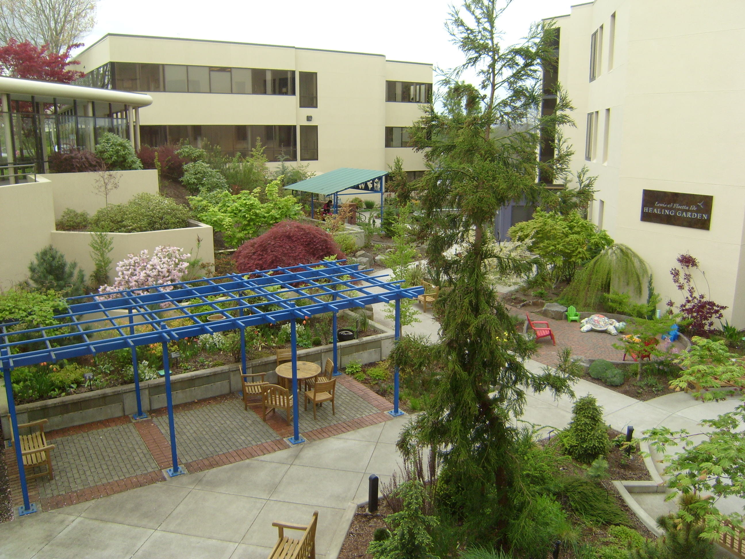 Meridian Park Medical Center garden patio view