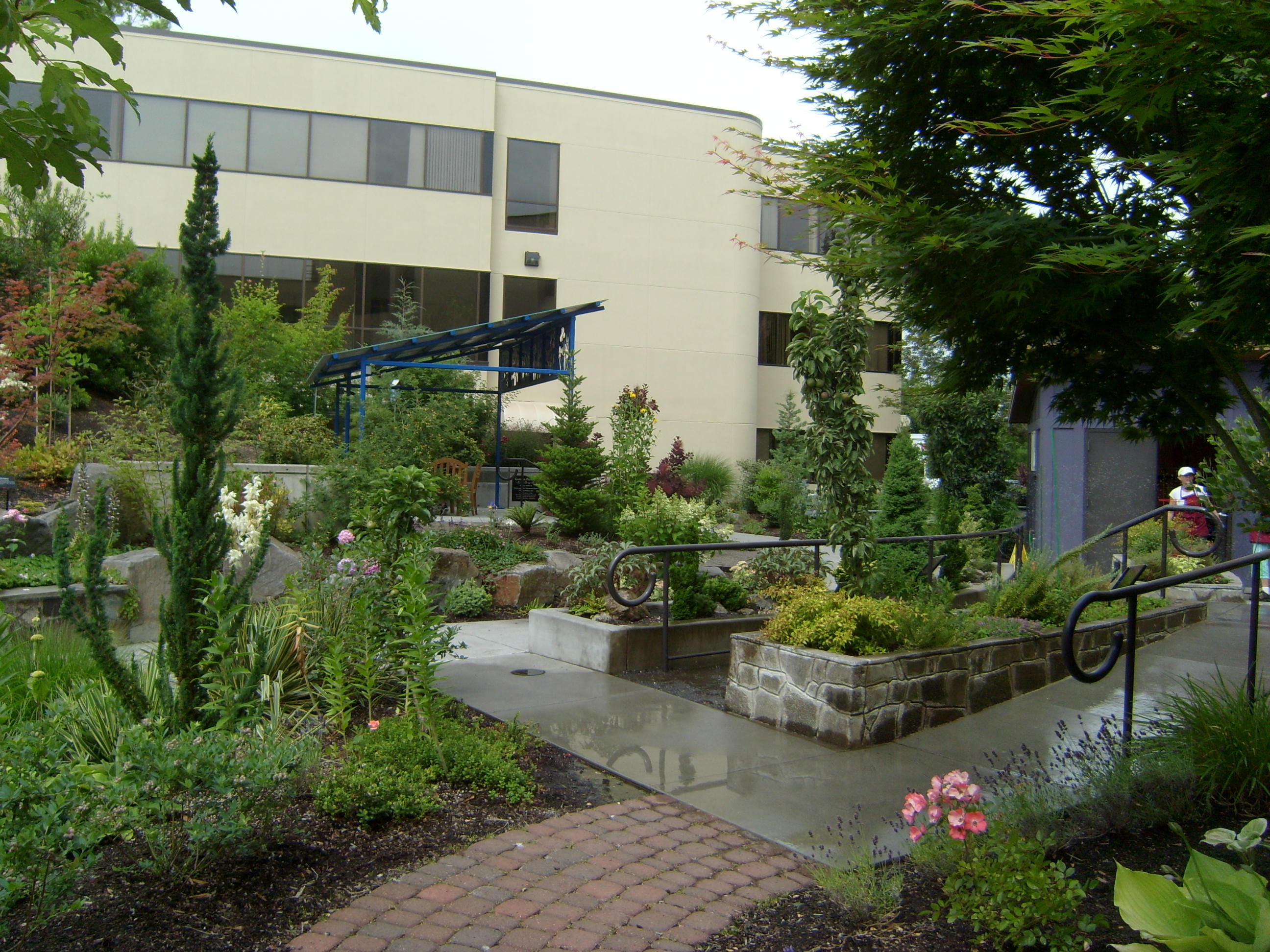 Meridian Park Medical Center garden patio view with gazeebo